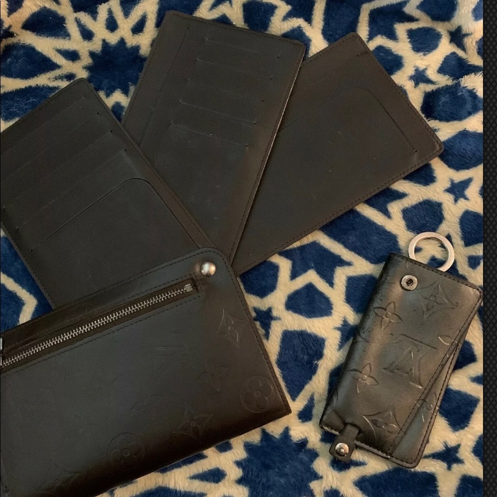 Louis Vuitton black wallet and key cles